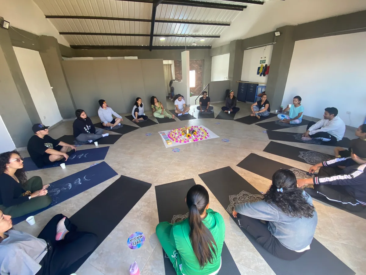 Personas sentadas en círculo comparten un taller de autoconocimiento